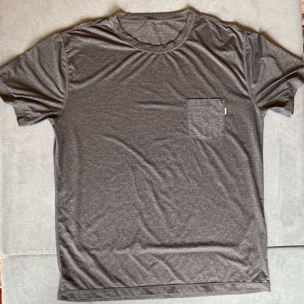 Vuori Men’s Tradewind Performance Tee. Size Large. Heather Gray.